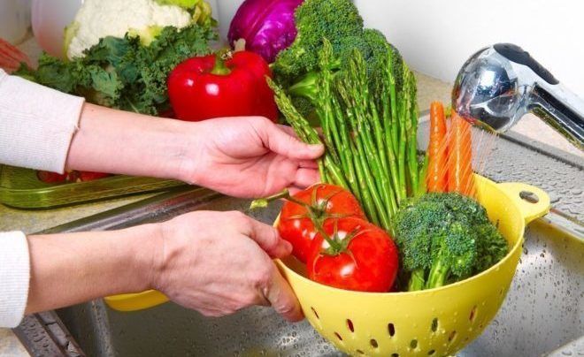 Перед употреблением тщательно промойте овощи и фрукты