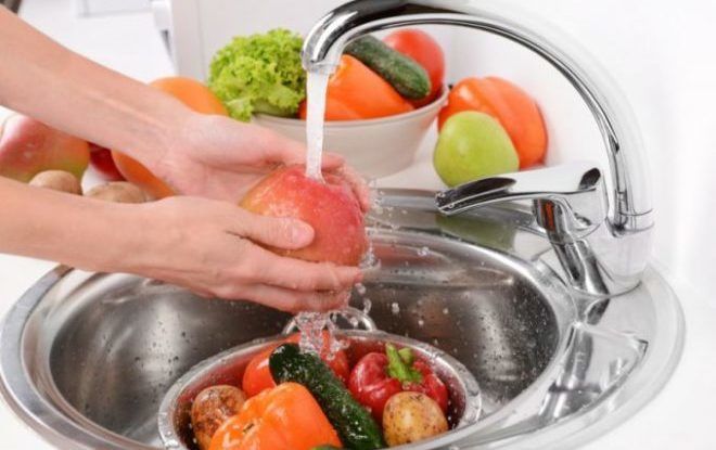 Тщательное мытье овощей и фруктов